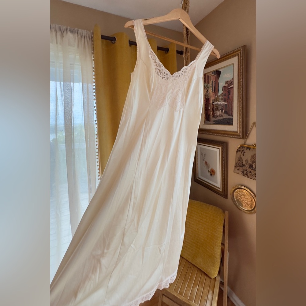 Vintage Deep V Cream Midi Lace Evening Slip / Night Dress in Size Medium